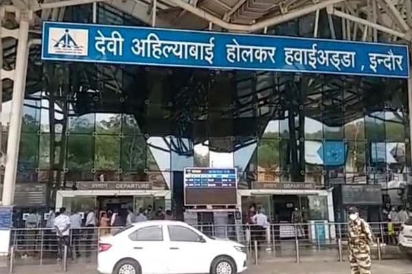 Indore Airport News: इंदौर एयरपोर्ट पर 14 घंटे रुका बांग्लादेश एयरफोर्स का विमान, कराची होकर पहुंचा था