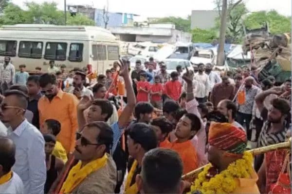 Indore Religious Controversy: इंदौर में भोलेनाथ पर कथित टिप्पणी का विरोध, कांवड़ियों ने थाने में की FIR की मांग