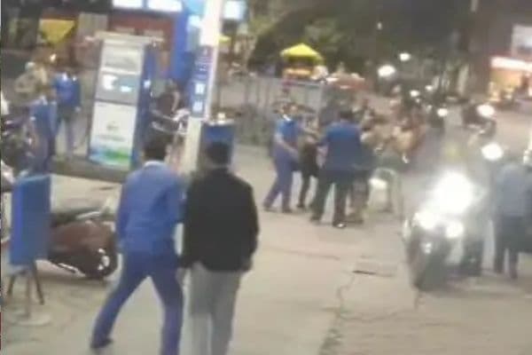 Ratlam Latest News: पेट्रोल पंप पर कर्मचारी को पीटा, साथियों के साथ लौटकर किया हंगामा; CCTV में कैद हुई घटना