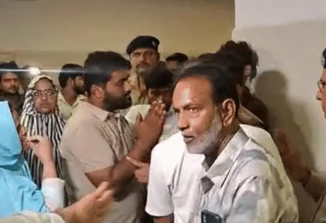 Indore News: मरीज की मौत पर फूटा परिजनों का गुस्सा, फेंके जीवन रक्षक उपकरण ; जानिए क्या है पूरा मामला ?