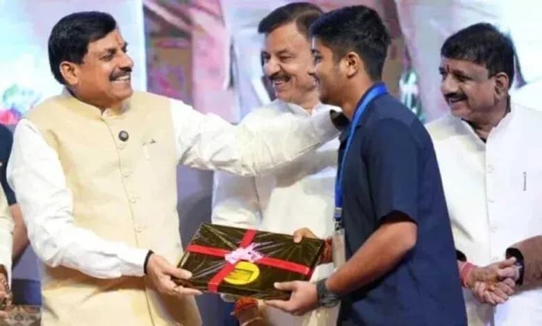 मेहनत का मिला मीठा फल: 12वीं पास 1.22 लाख मेधावियों के खाते में 1 सितंबर को आएंगे 25-25 हजार रुपये